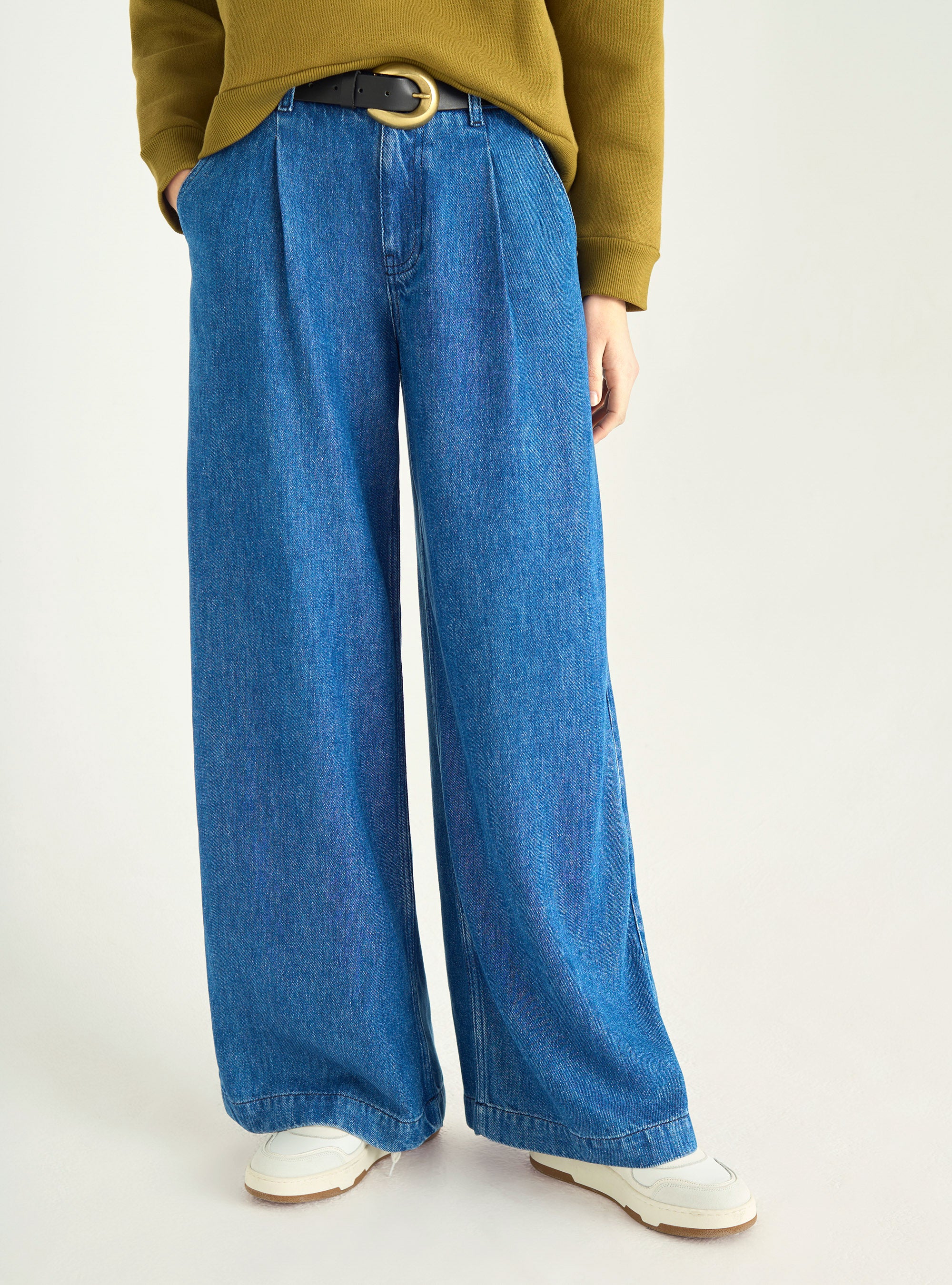 High-waisted, loose-fitting jeans in lyocell denim