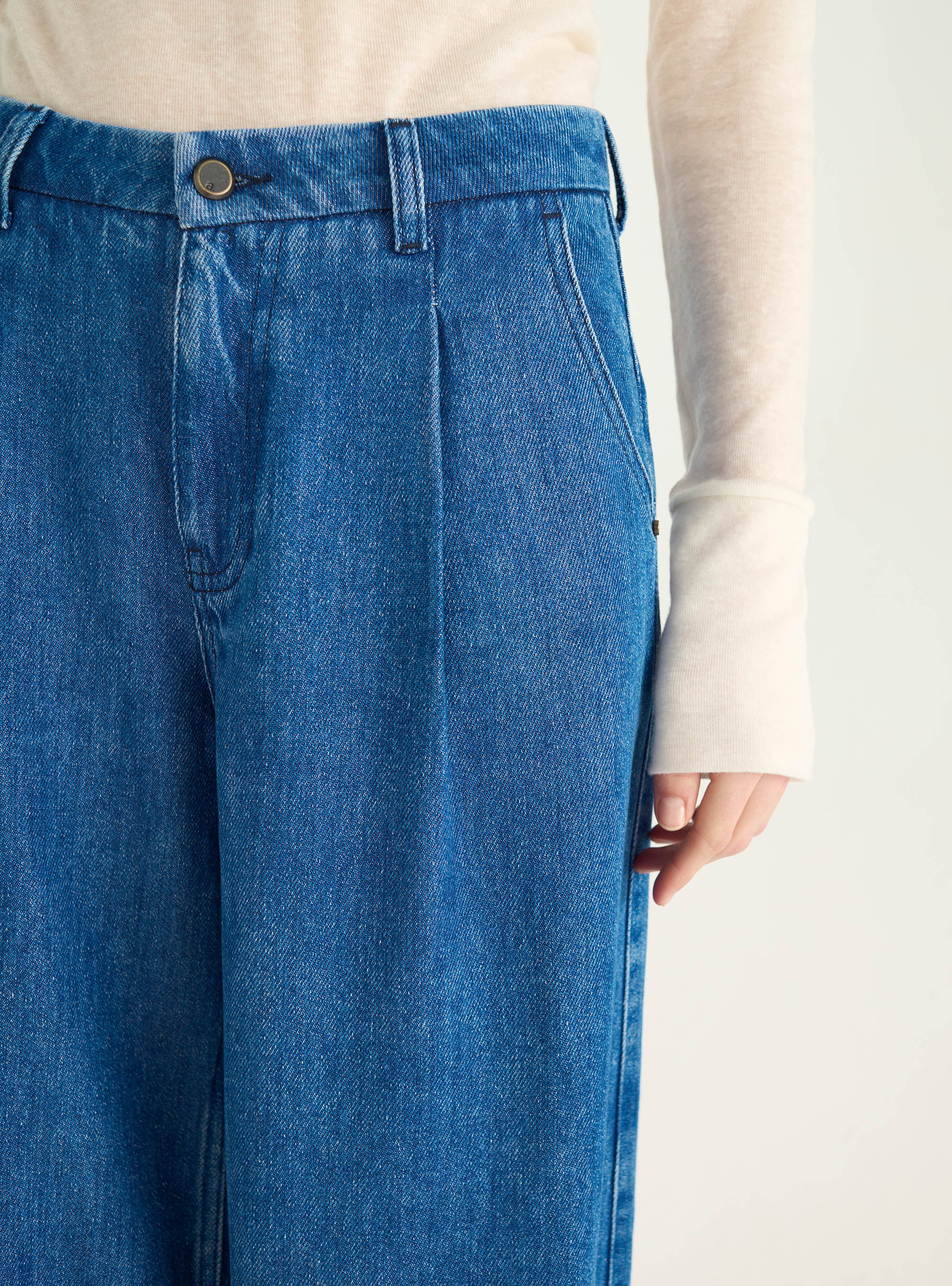 High-waisted, loose-fitting jeans in lyocell denim