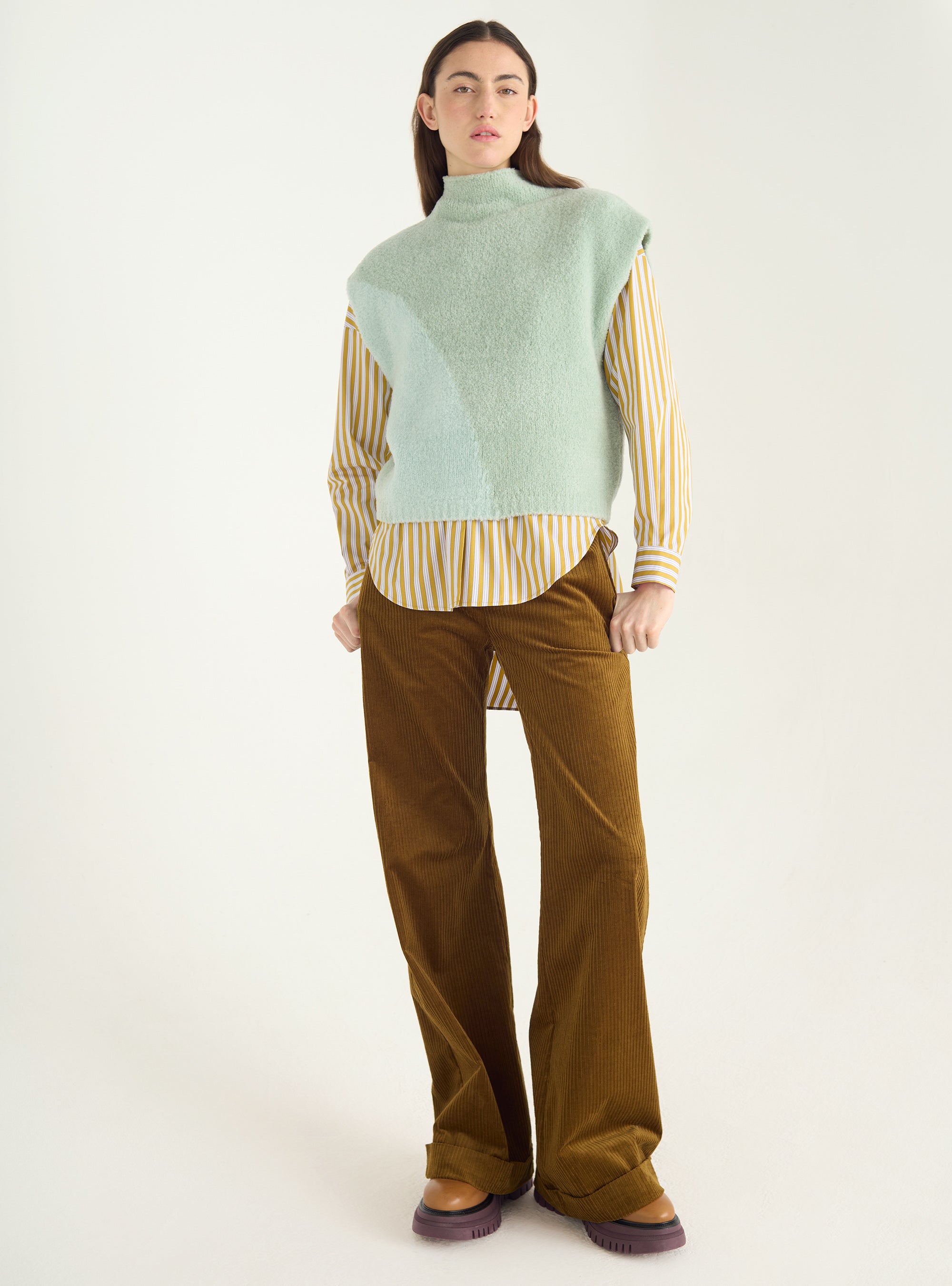 Sleeveless terry wool sweater