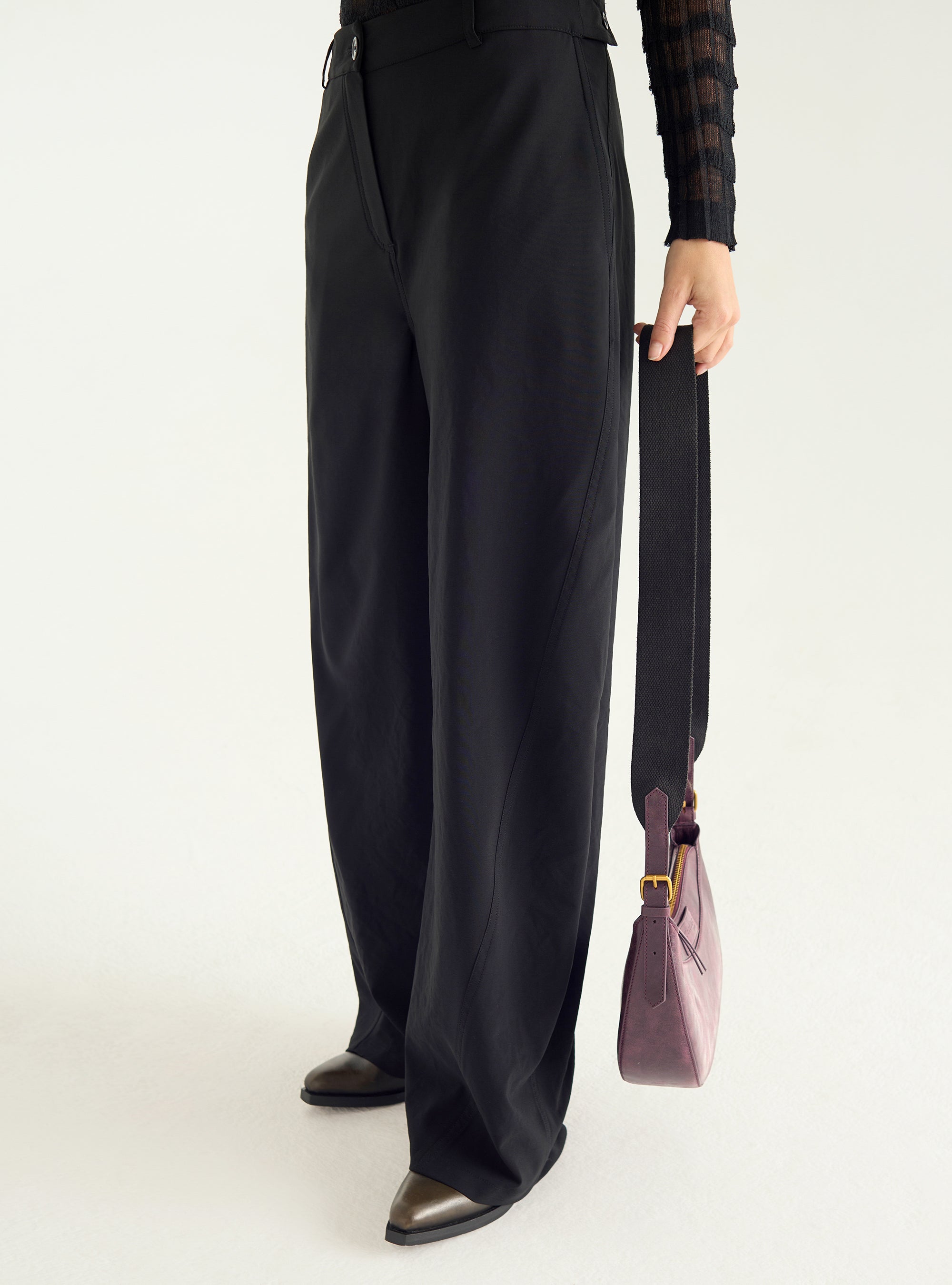 Wide-legged pants in technical fabric