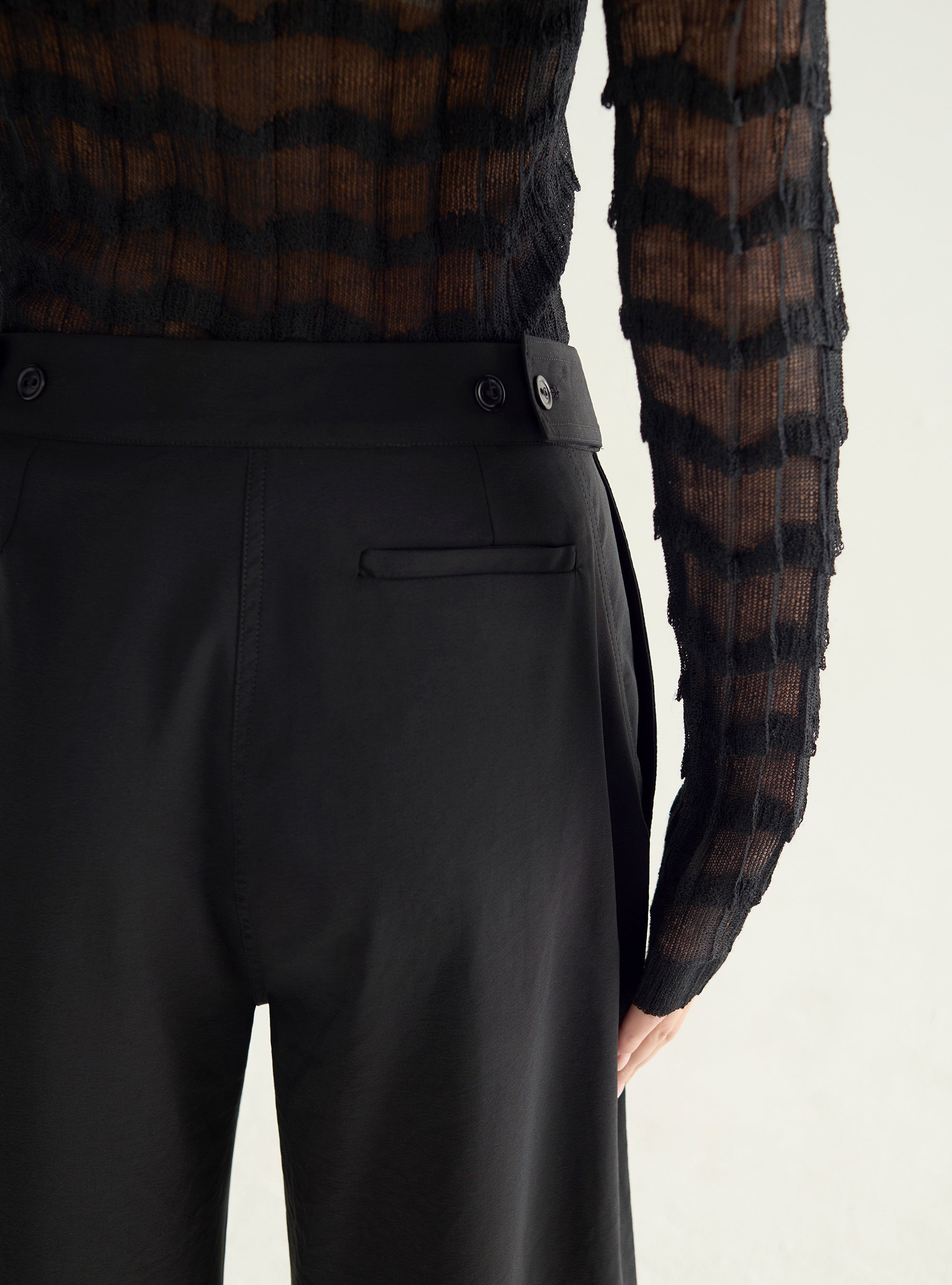 Wide-legged pants in technical fabric