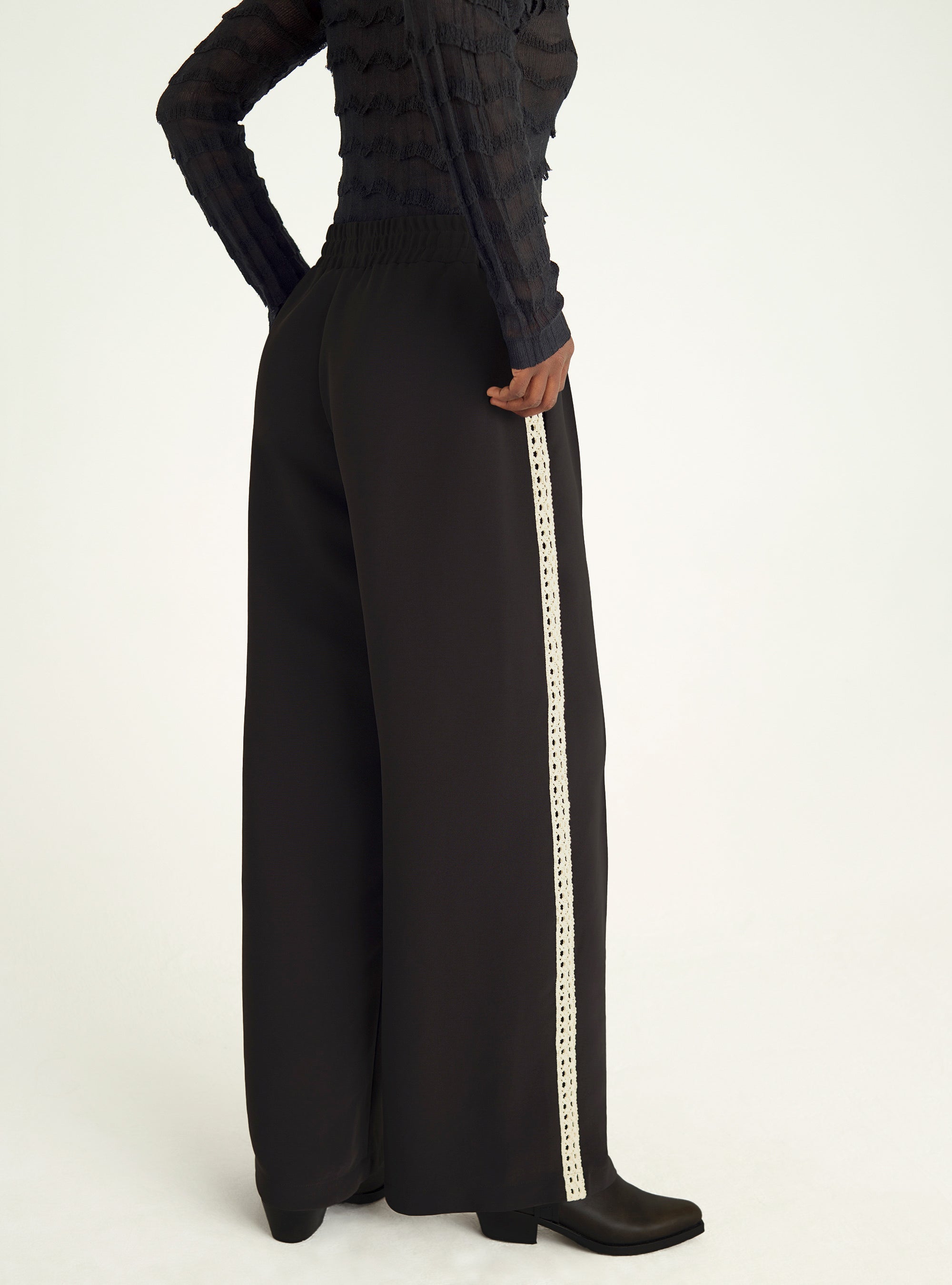 Wide pants with lace