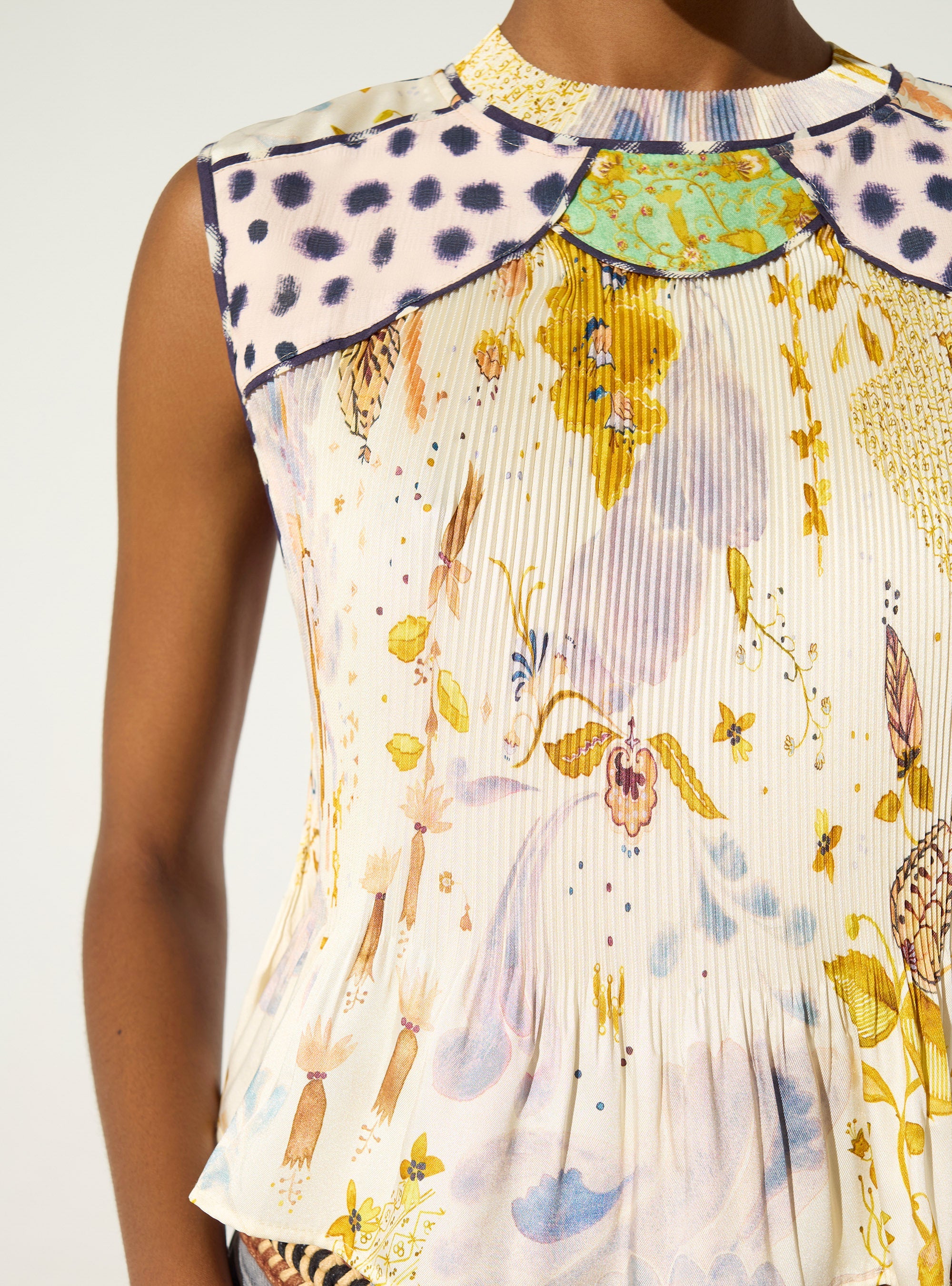 Fitted tank top with printed pleated