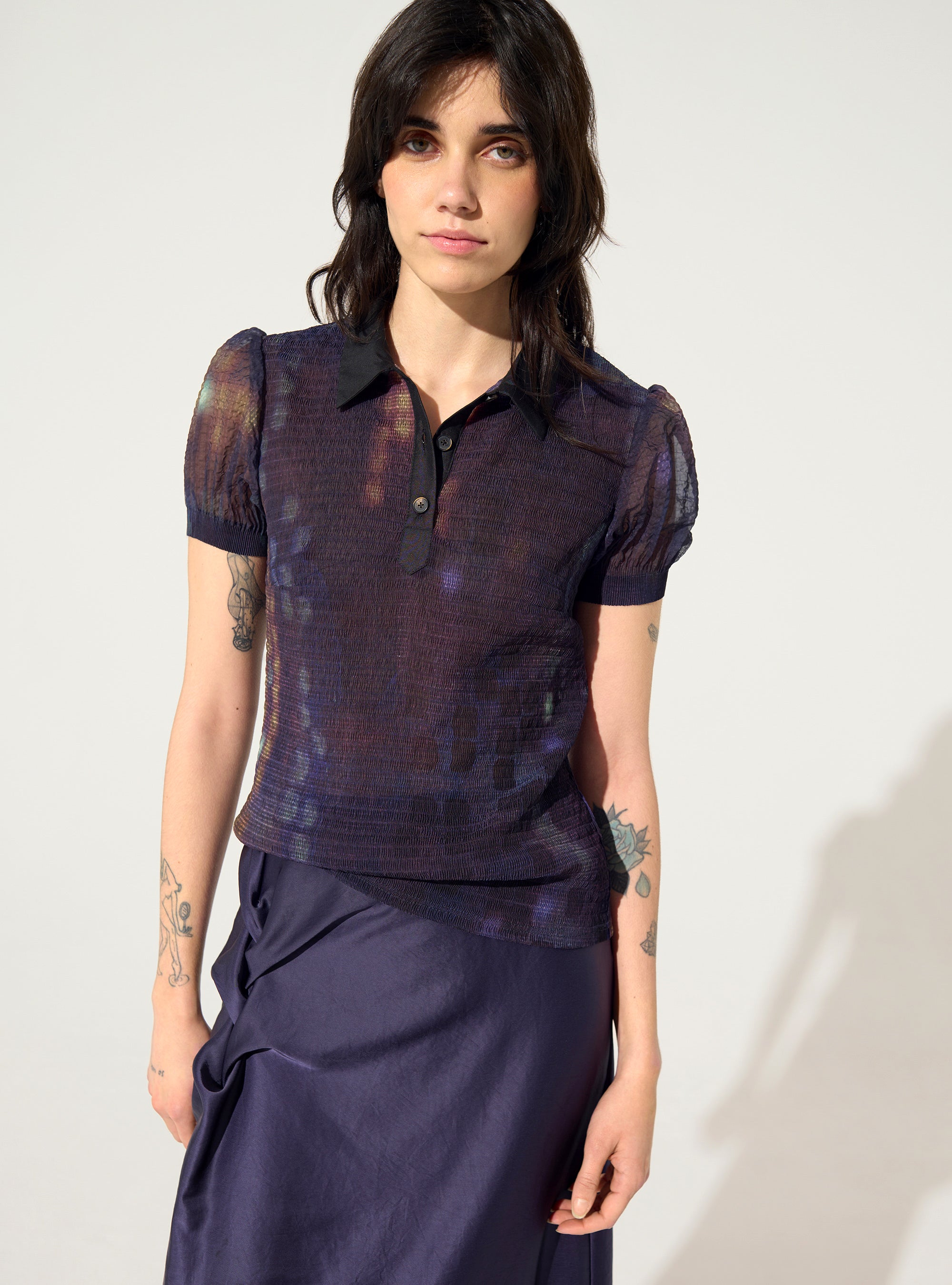 Fitted pleated polo shirt with purple house print