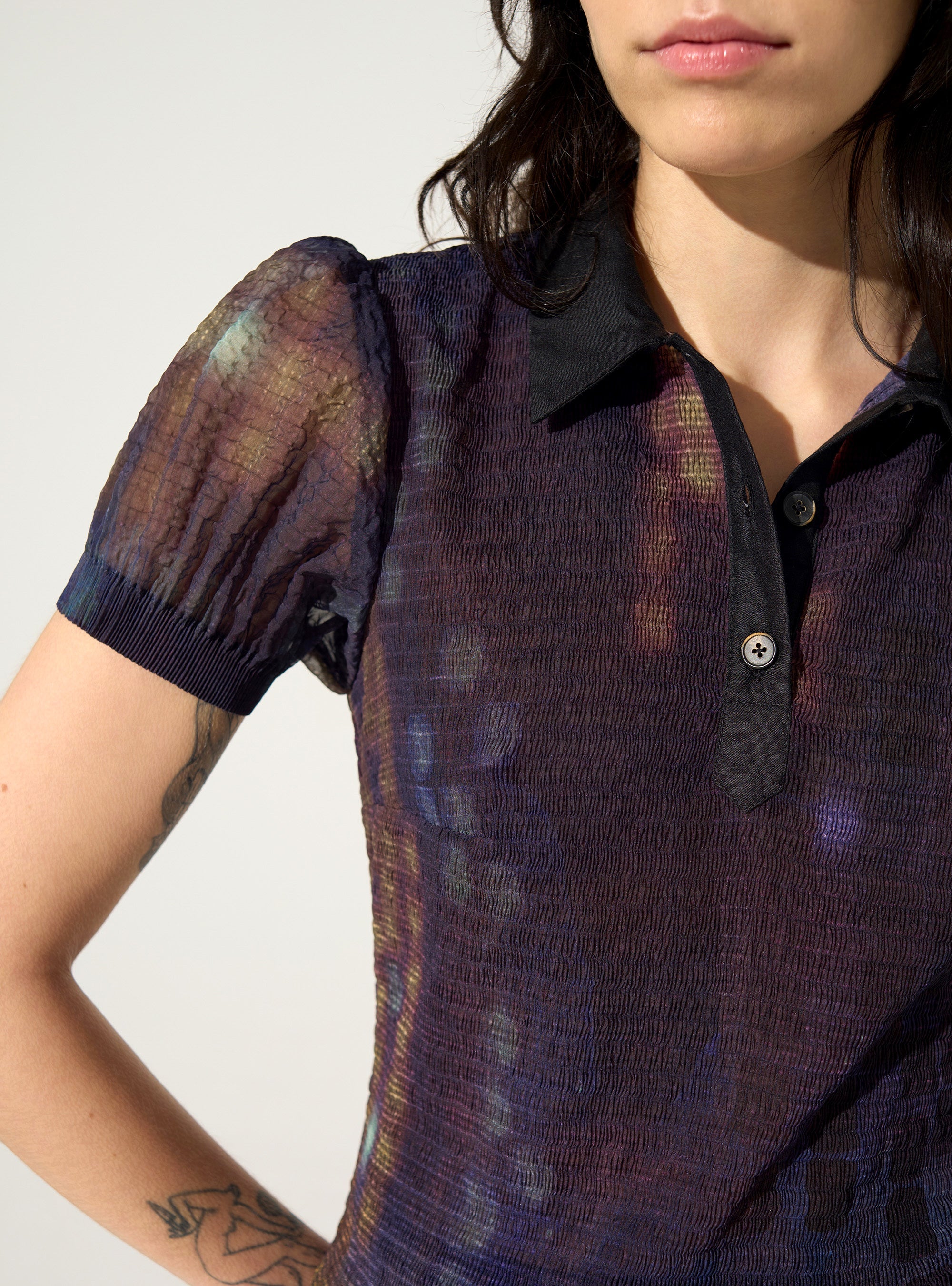 Fitted pleated polo shirt with purple house print