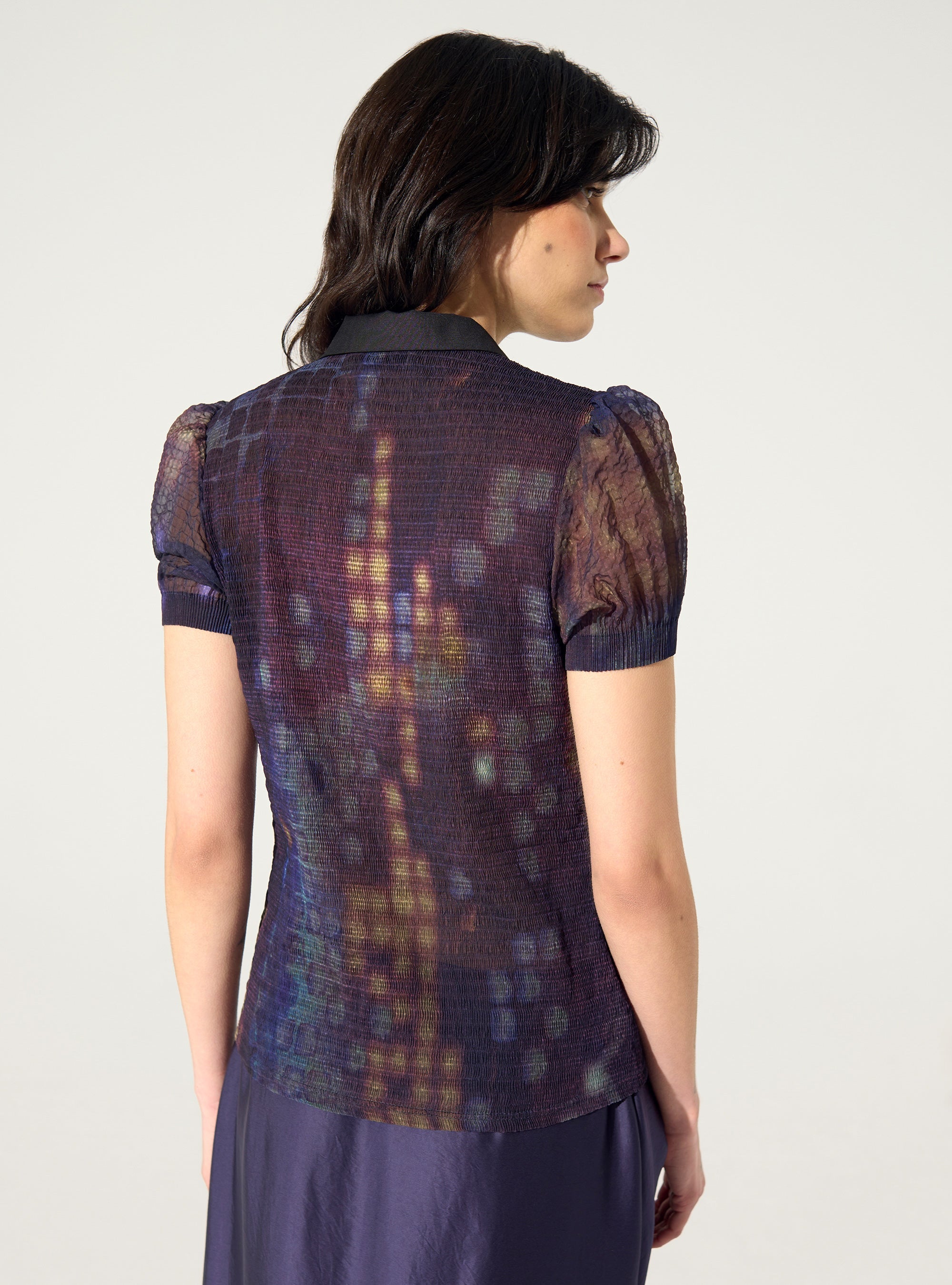 Fitted pleated polo shirt with purple house print