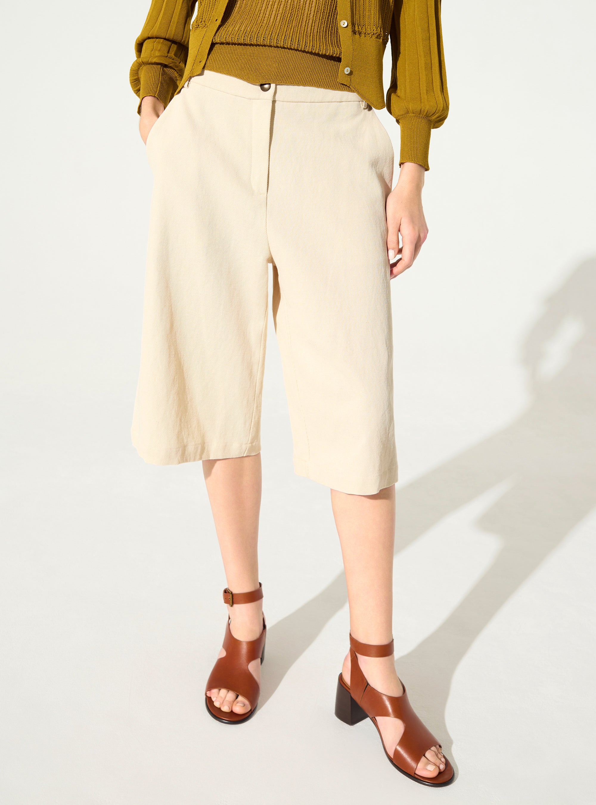 Bermuda shorts in cotton and white linen