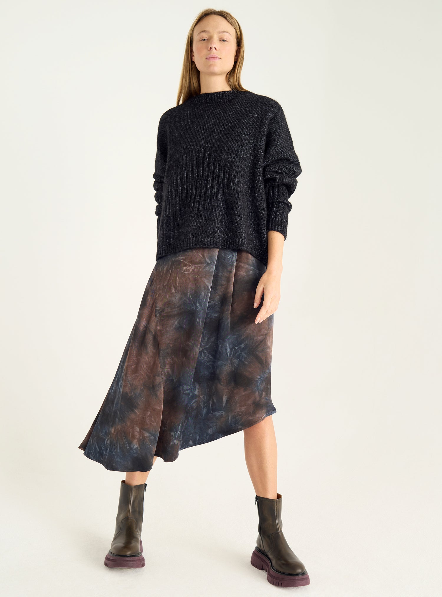 Loose-fitting wool and cotton sweater with round neck