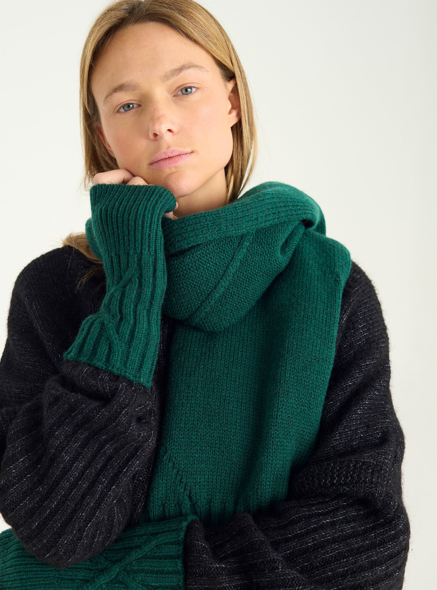 Cable-knit wool mittens