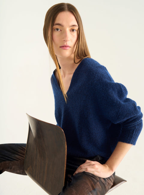 Loose sweater in natural wool