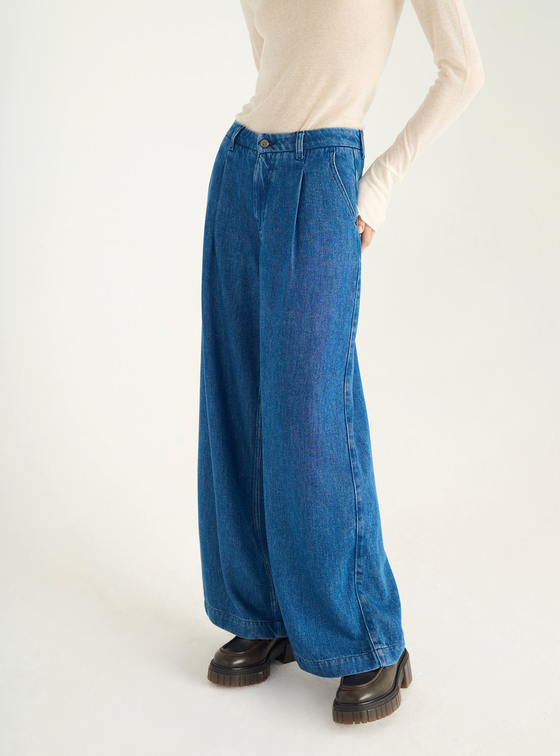 High-waisted, loose-fitting jeans in lyocell denim