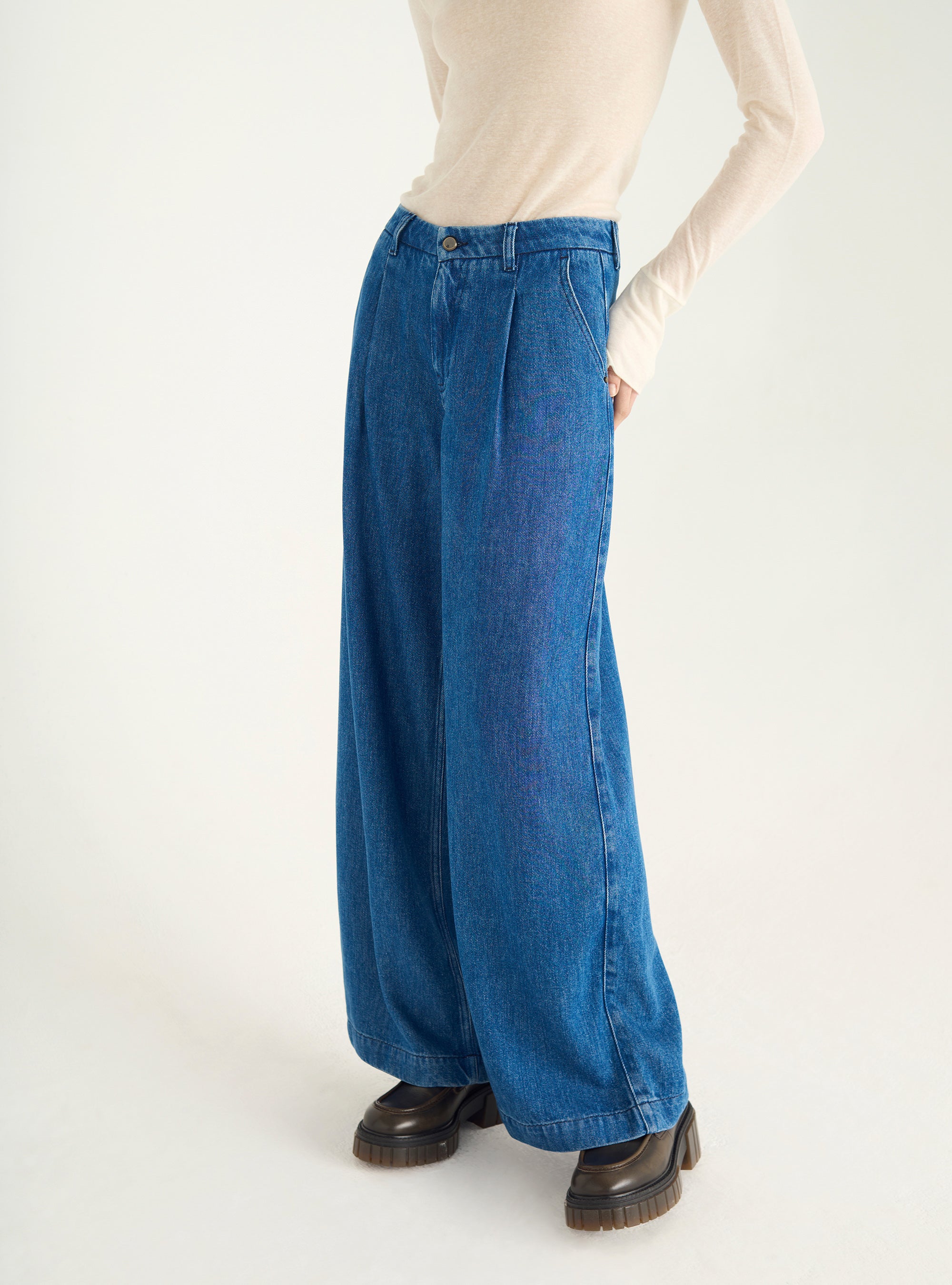 High-waisted, loose-fitting jeans in lyocell denim
