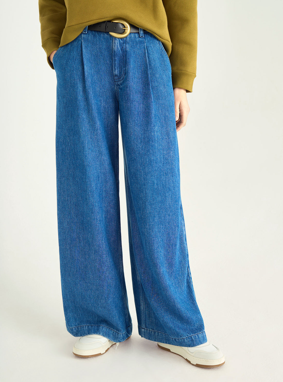 High-waisted, loose-fitting jeans in lyocell denim