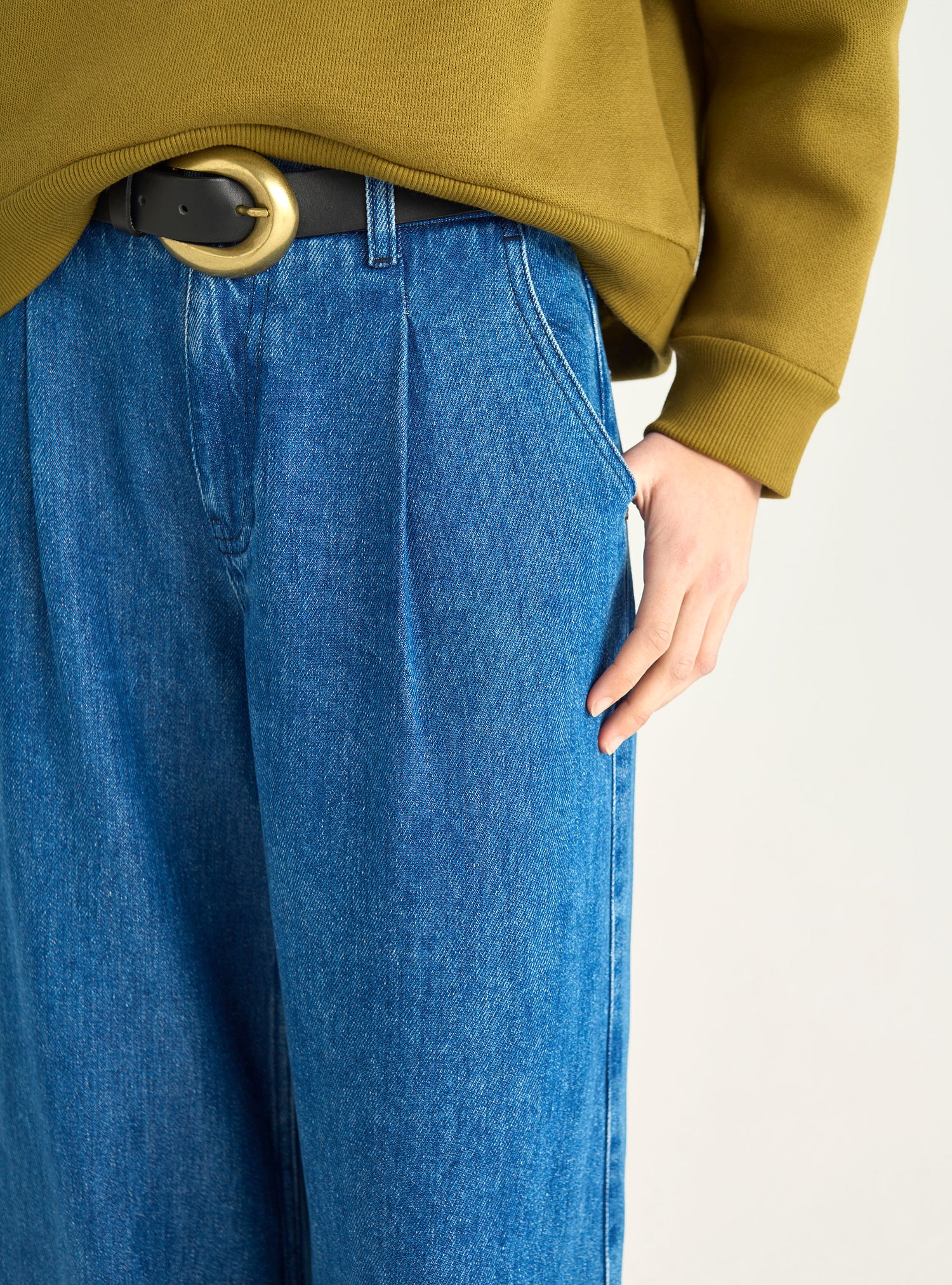 High-waisted, loose-fitting jeans in lyocell denim
