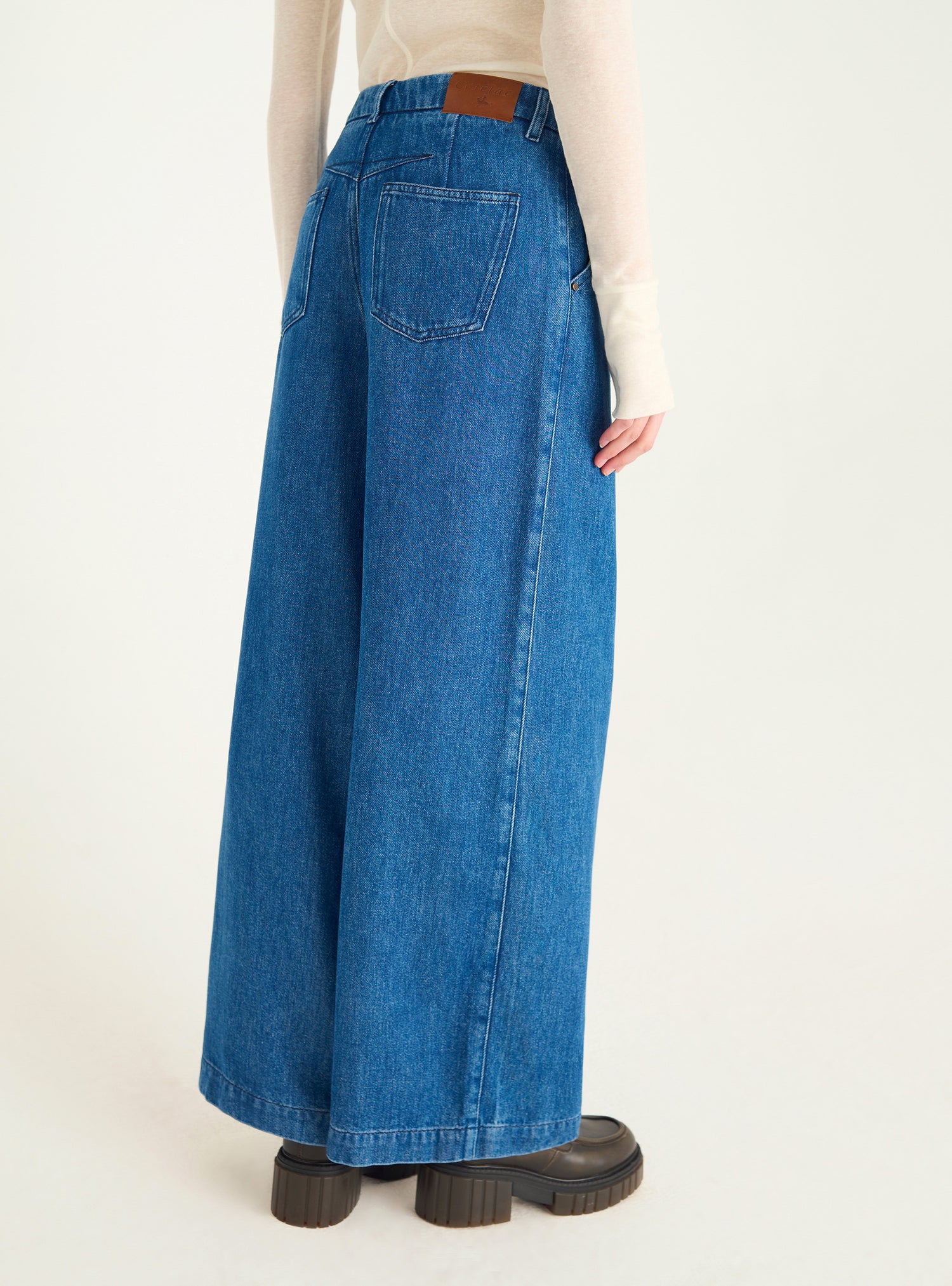High-waisted, loose-fitting jeans in lyocell denim