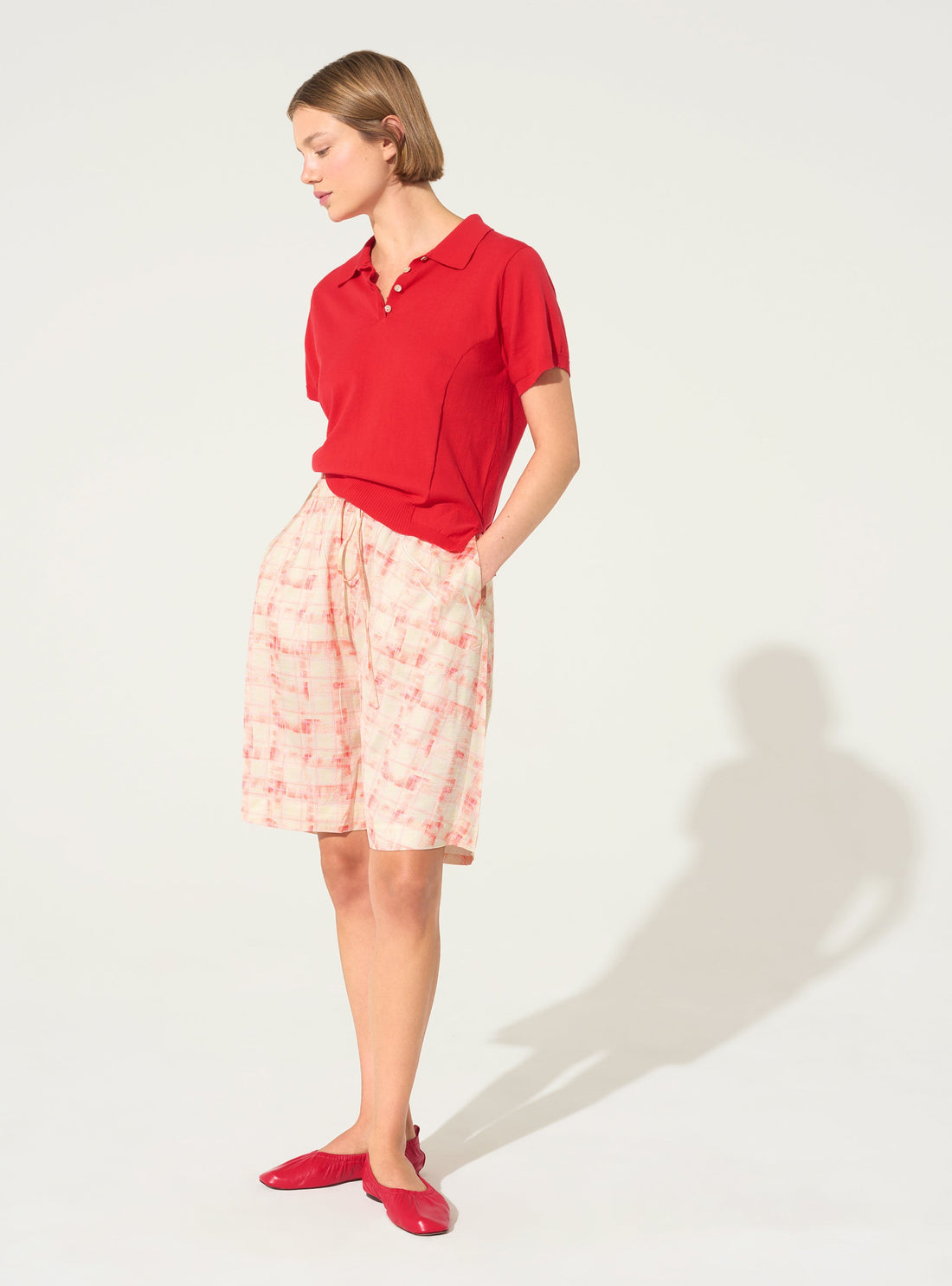 Orange print pleated Bermuda shorts