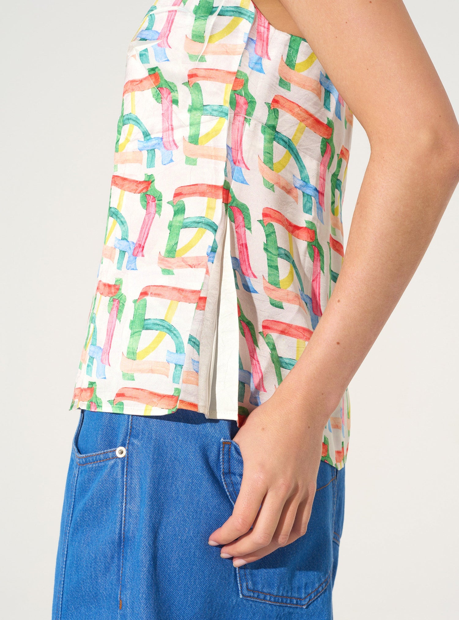 Fitted tank top with white print