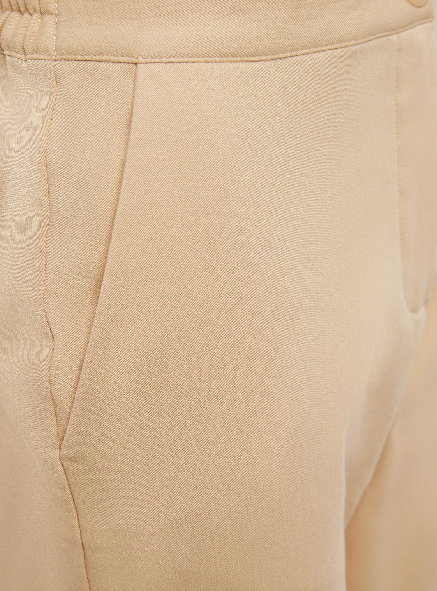 Straight, close-fitting pants