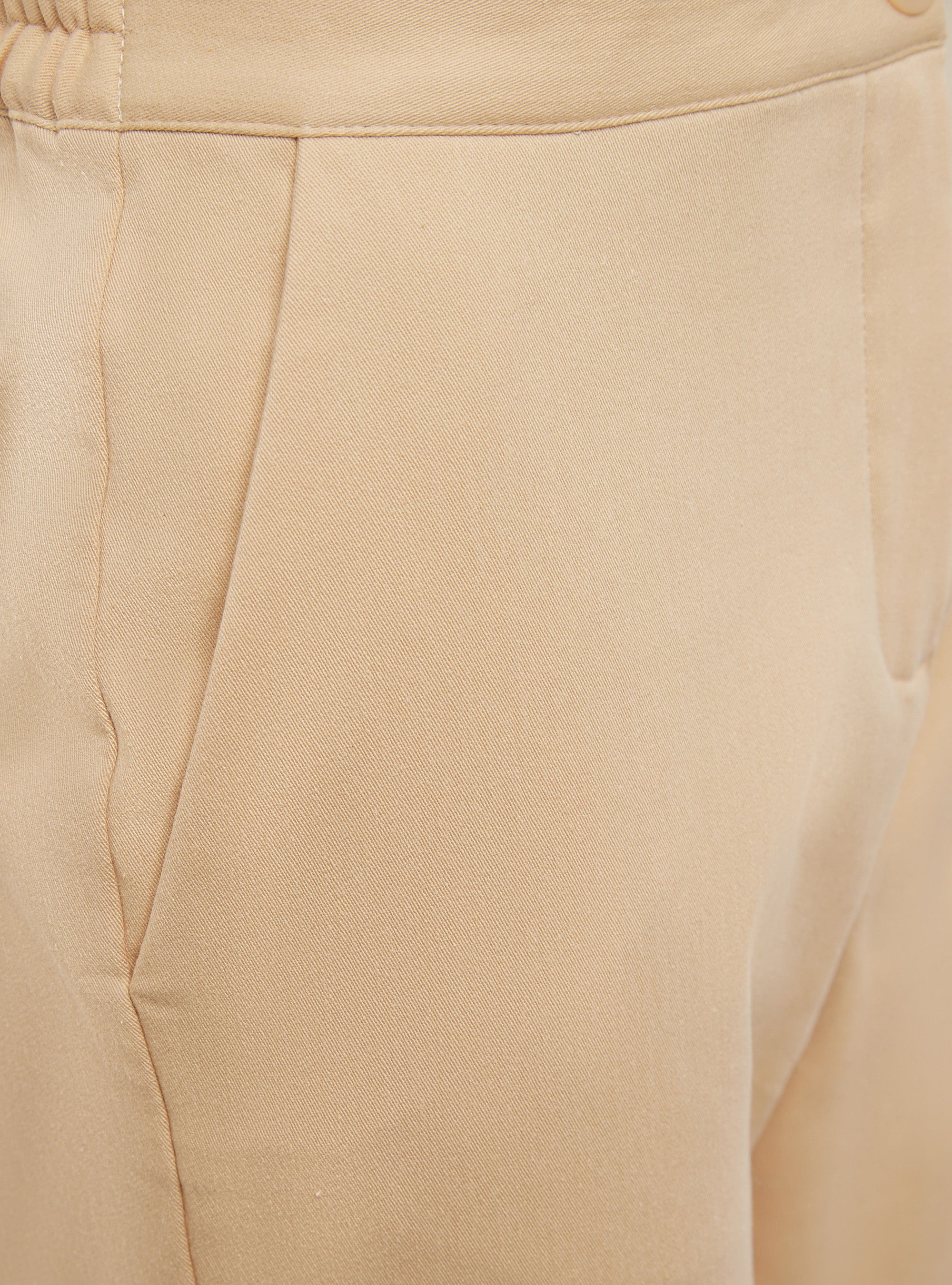 Straight, close-fitting pants