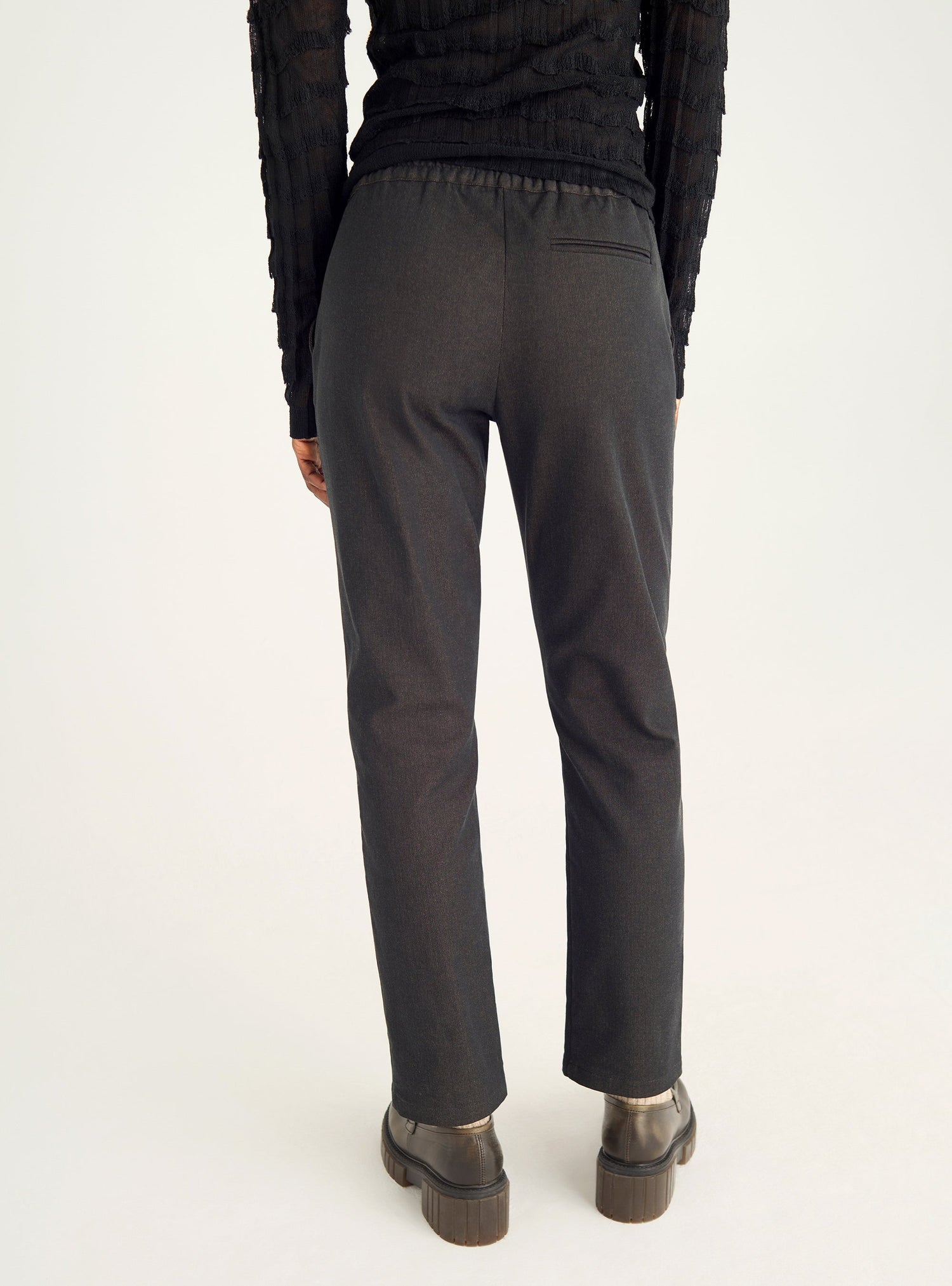 Straight, close-fitting pants
