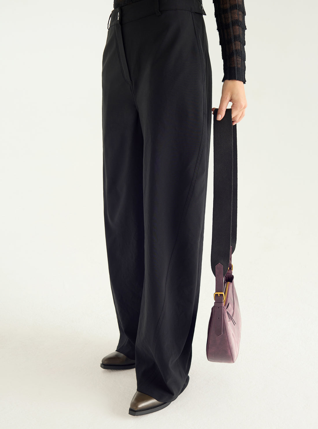 Wide-legged pants in technical fabric