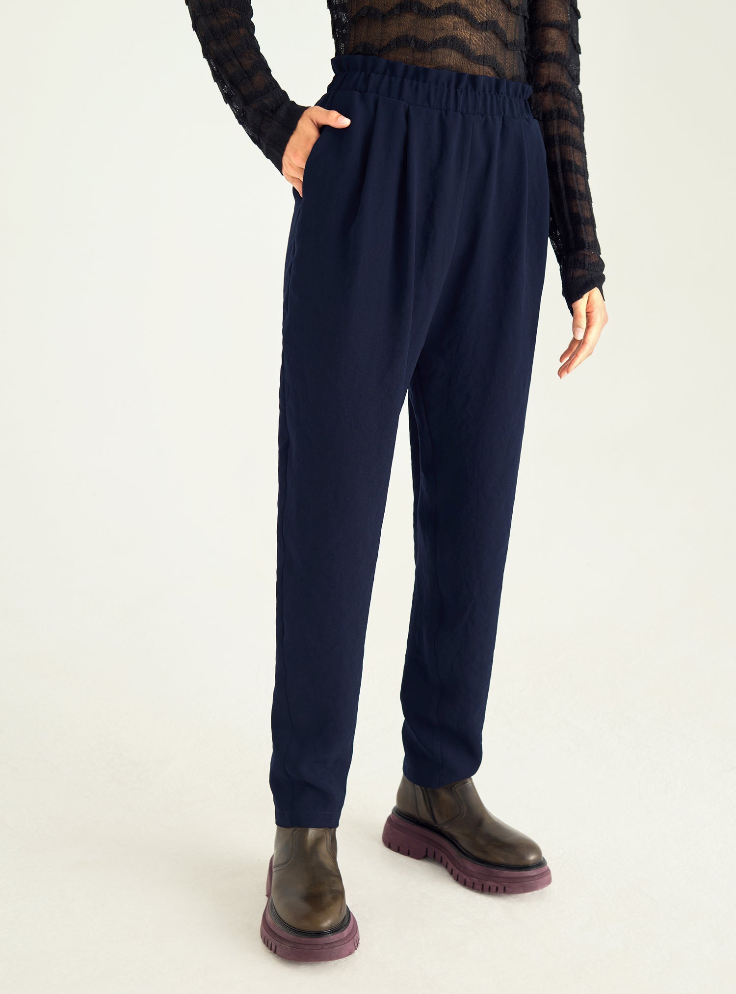 Flowing pants with ruffled waist