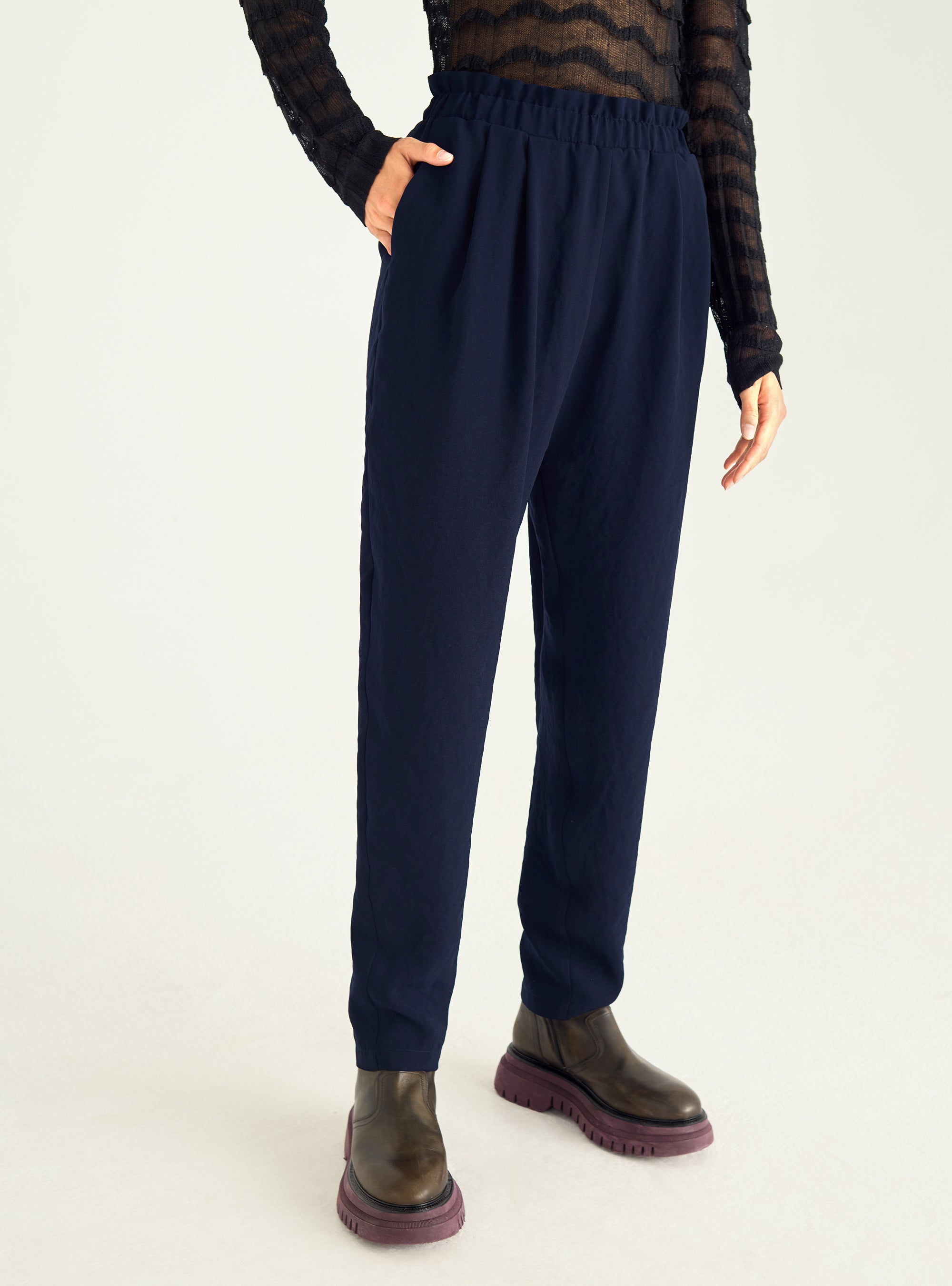 Flowing pants with ruffled waist