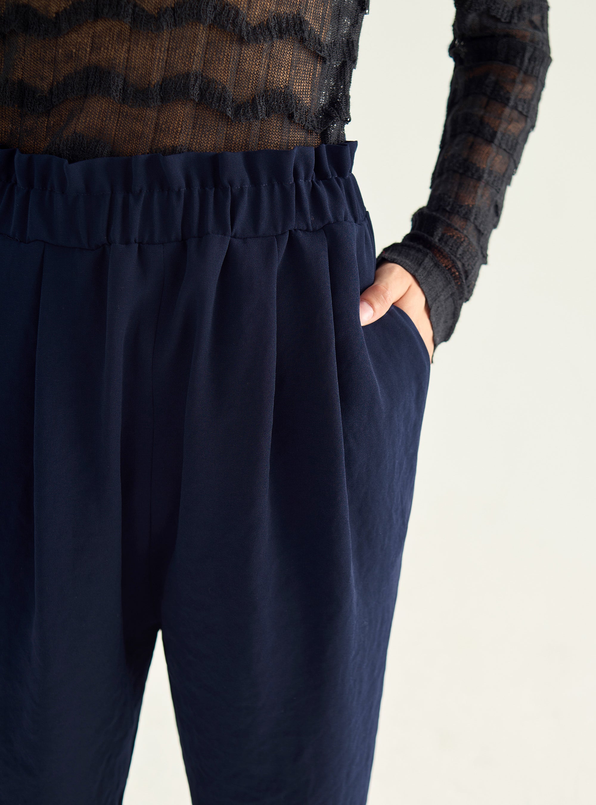 Flowing pants with ruffled waist