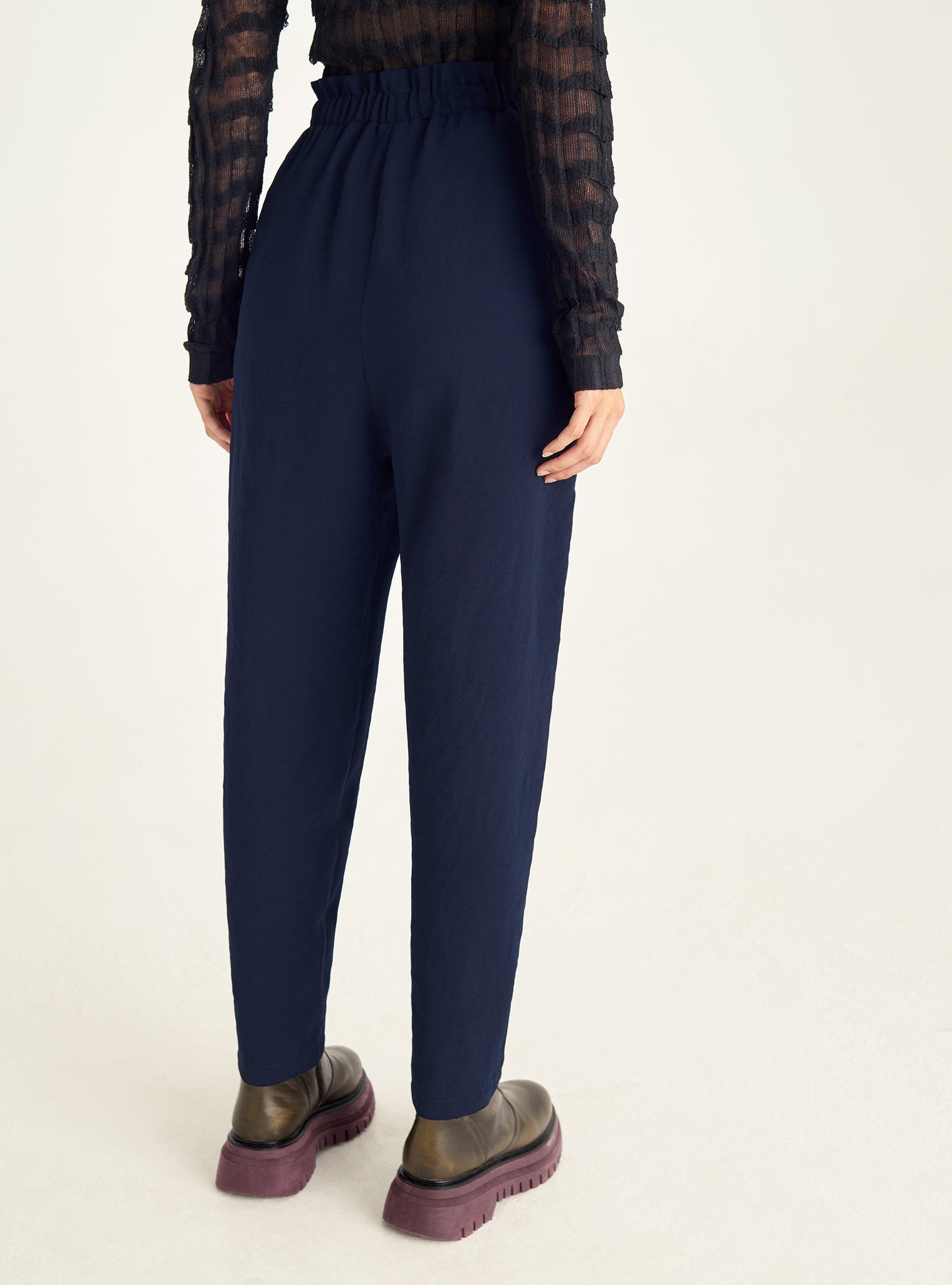 Flowing pants with ruffled waist