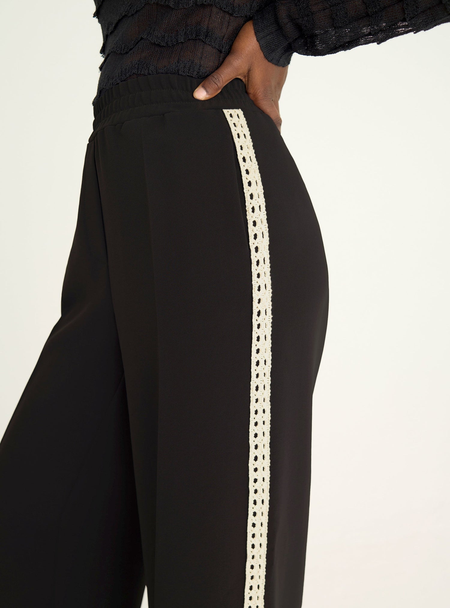 Wide pants with lace