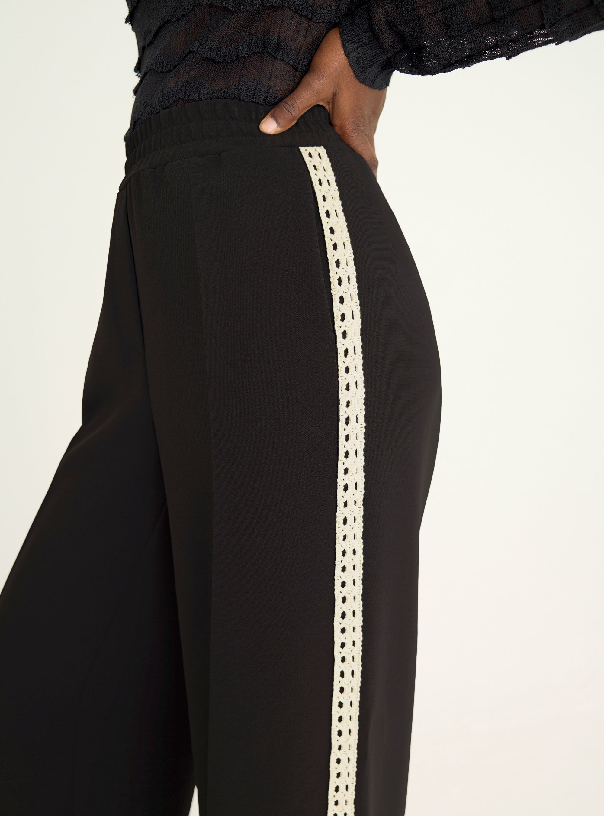 Wide pants with lace