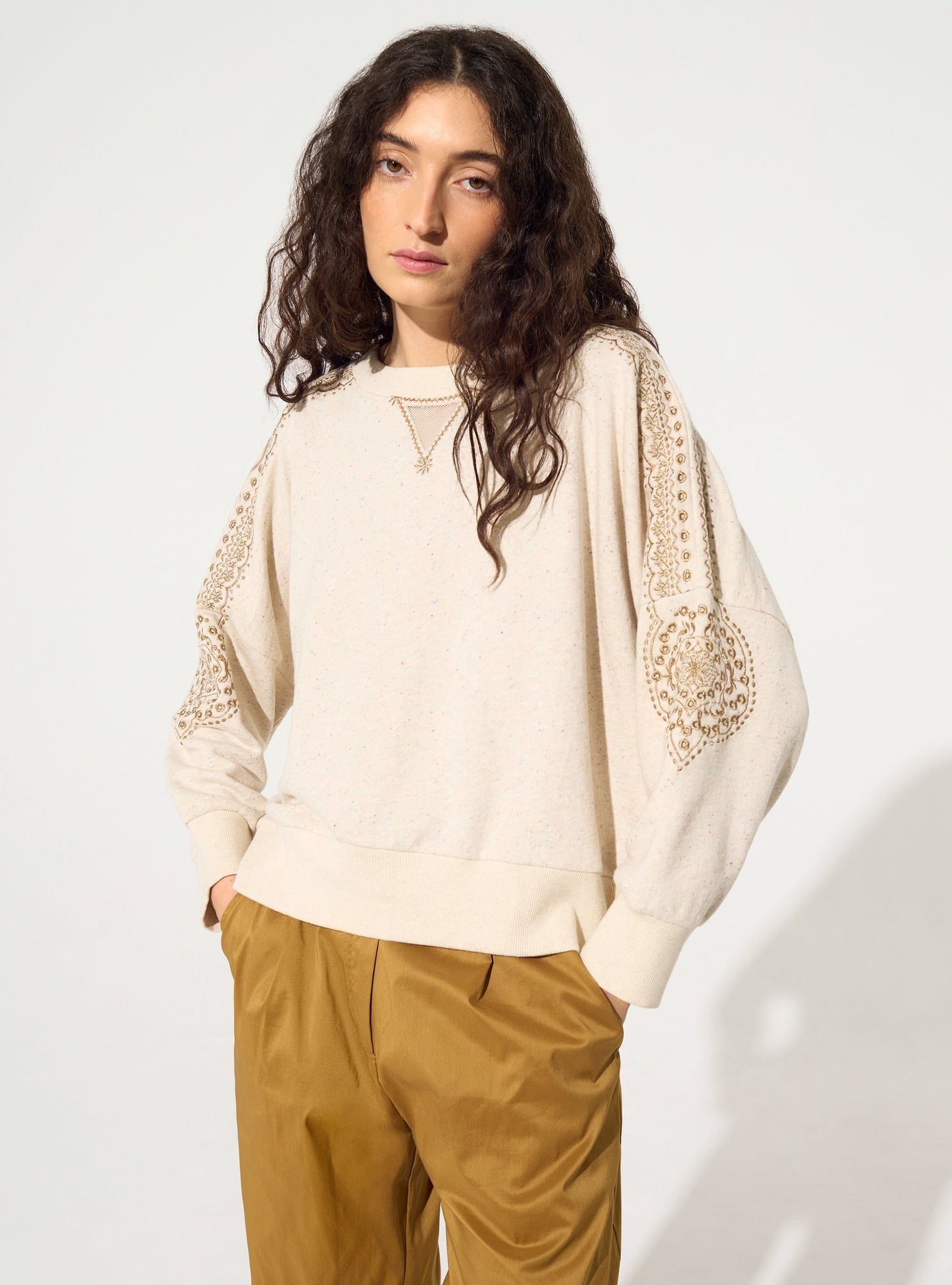 Embroidered sweatshirt in unbleached cotton