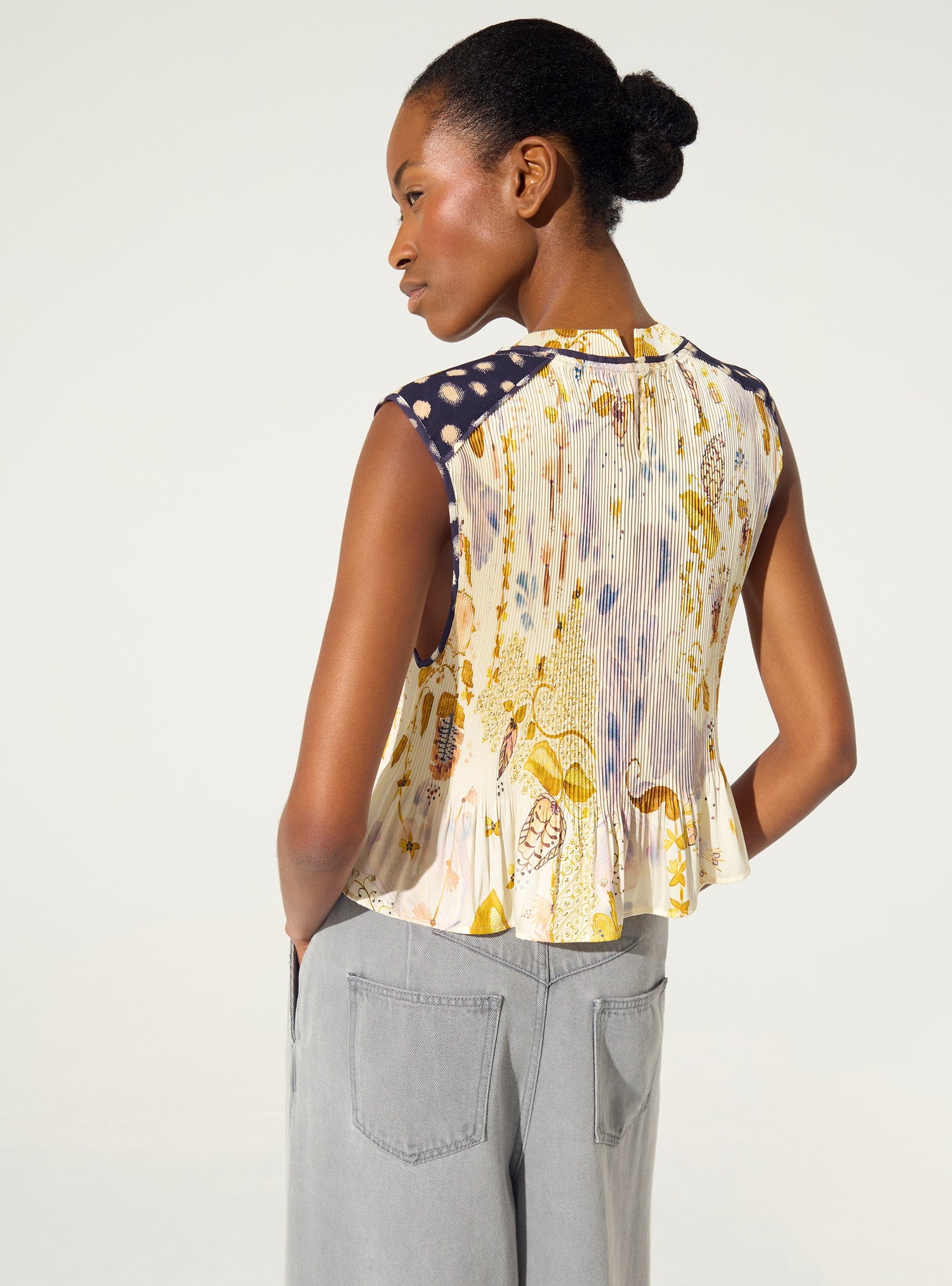 Fitted tank top with printed pleated