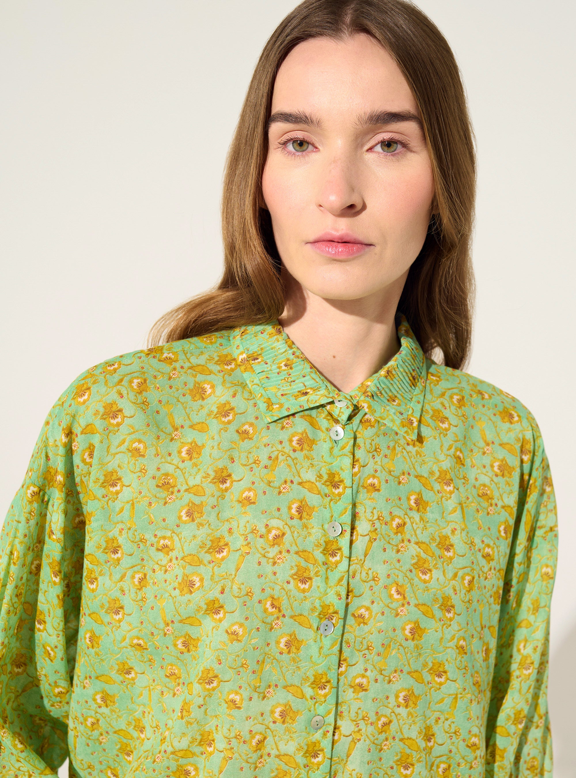Oversized printed pleated shirt in green cotton