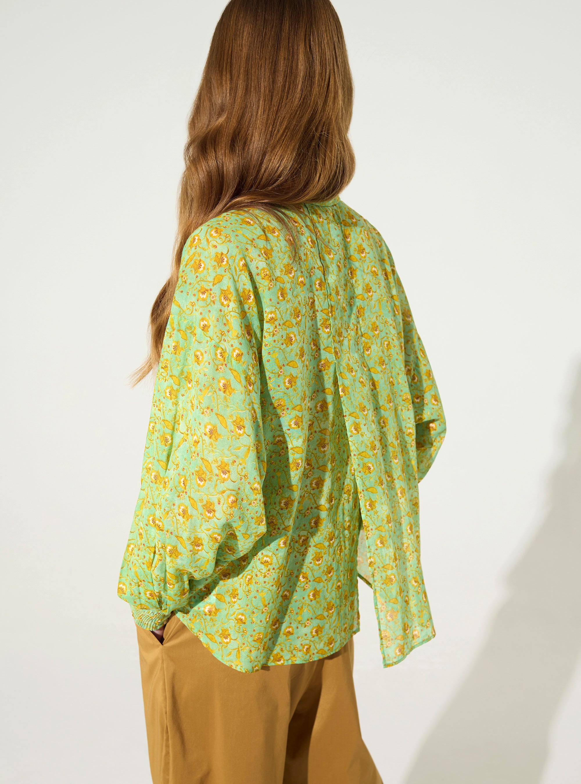 Oversized printed pleated shirt in green cotton