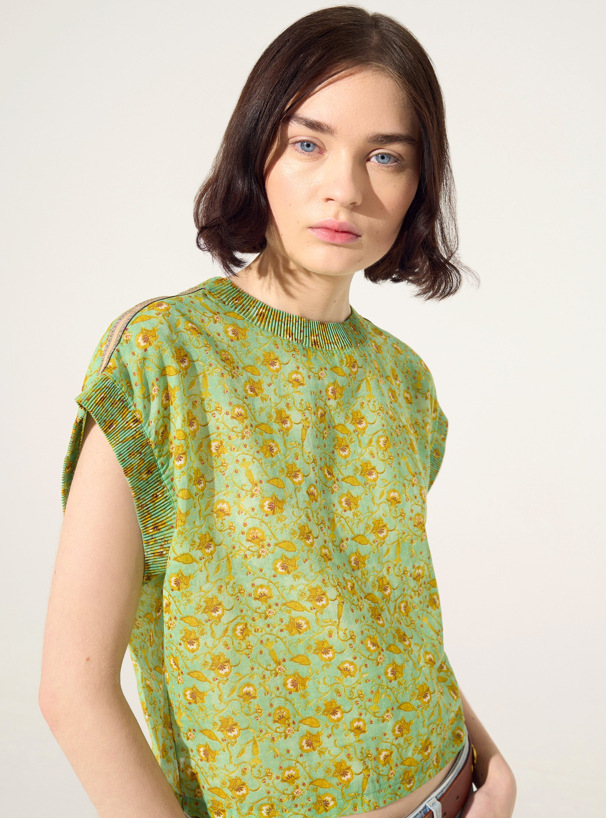 Fitted pleated blouse printed in green cotton