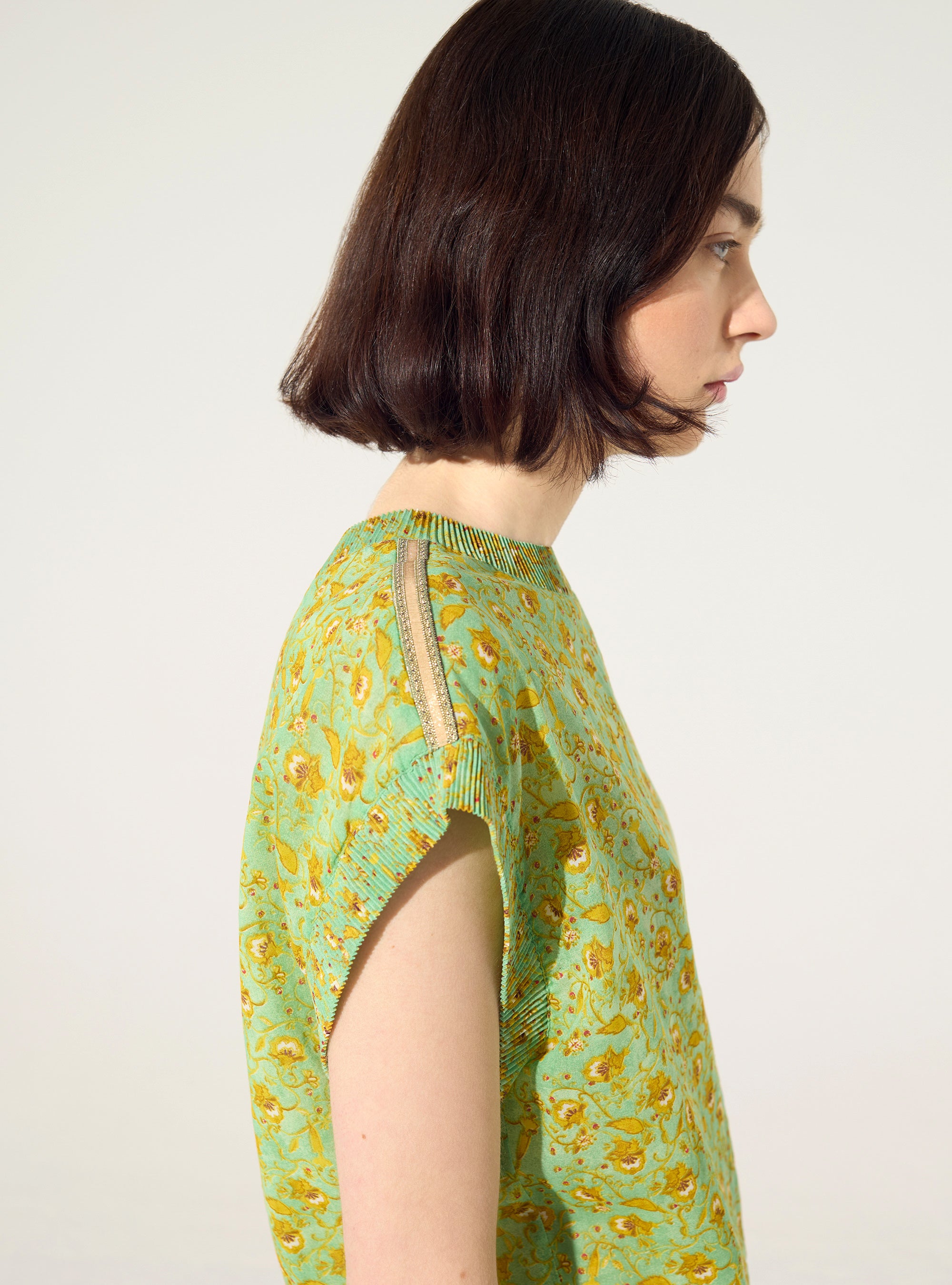 Fitted pleated blouse printed in green cotton