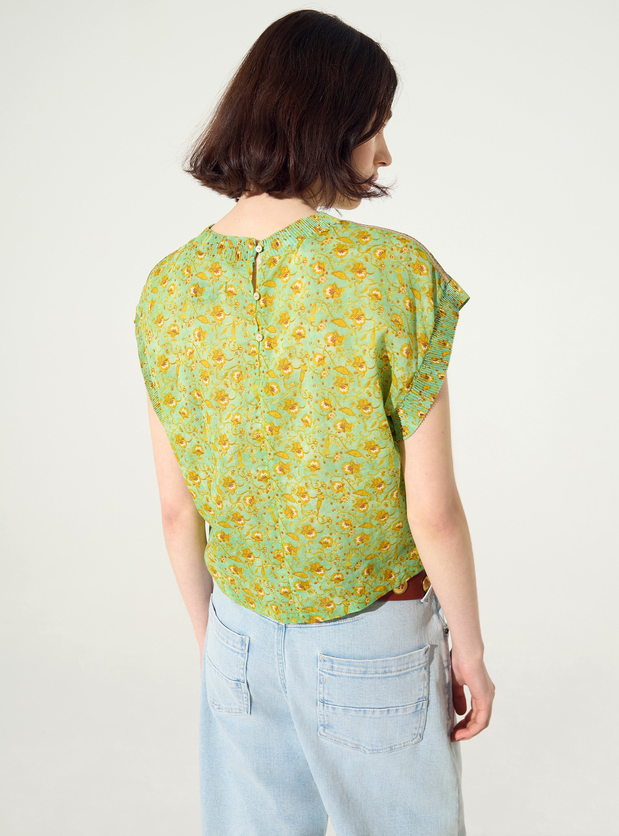 Fitted pleated blouse printed in green cotton