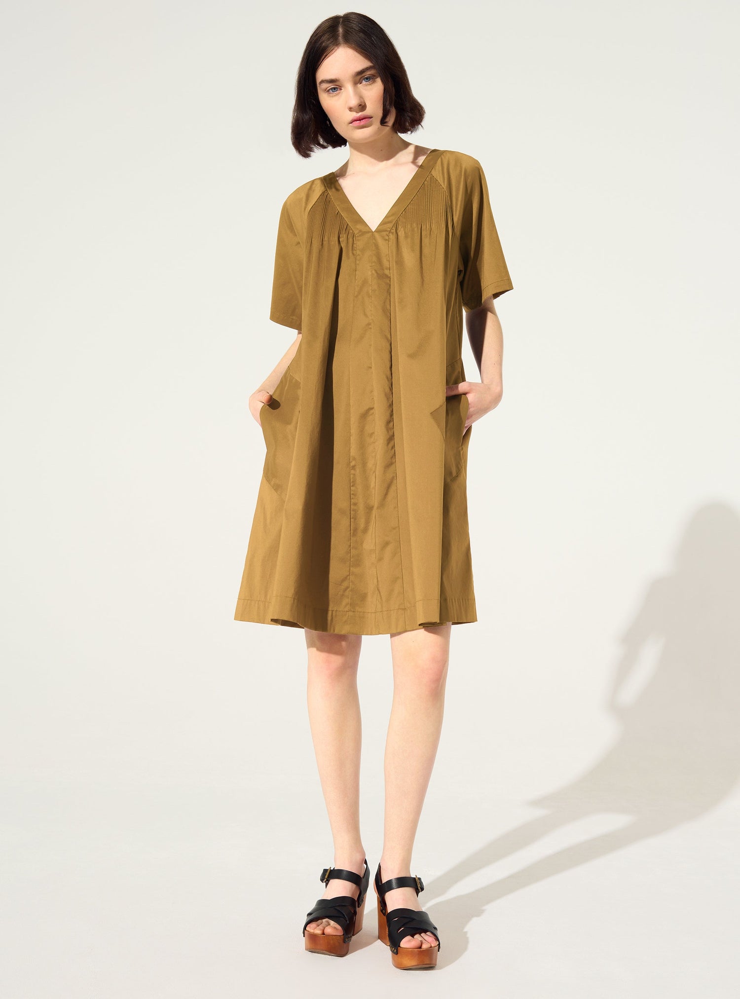 Short-sleeved pleated dress in brown cotton