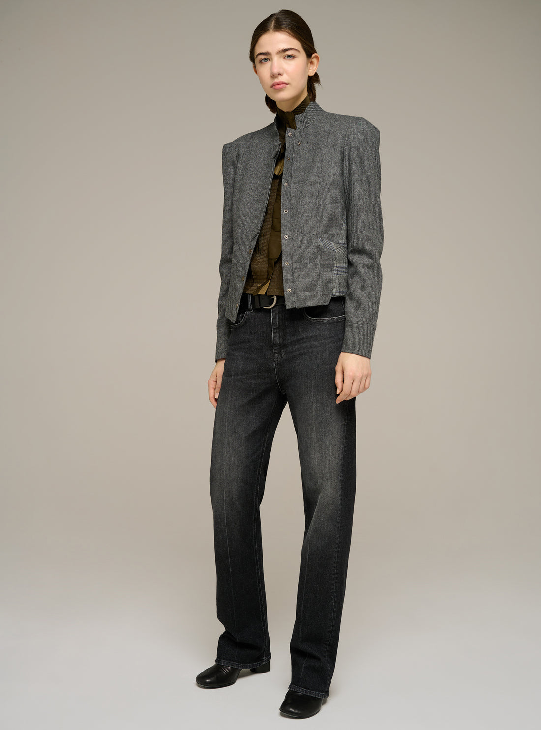 Fitted long-sleeve officer-collar jacket